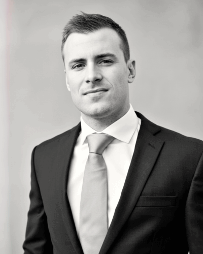 Served as Commodity Trader in the energy trading 
sector with industry leaders like Mitsui & Co. and bp. 
His background spans biofuels trading, complex trading 
operations, and marine engineering. 
Holds a Master's degree with Distinction in Naval Architecture
 and Marine Engineering from the University of Strathclyde, 
complemented by studies in Economics from University of 
California, Irvine.